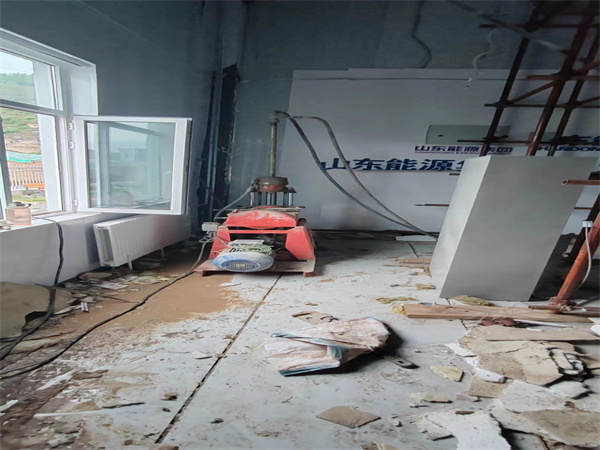 金平地基基础下沉墙体裂缝加固注浆顶升施工